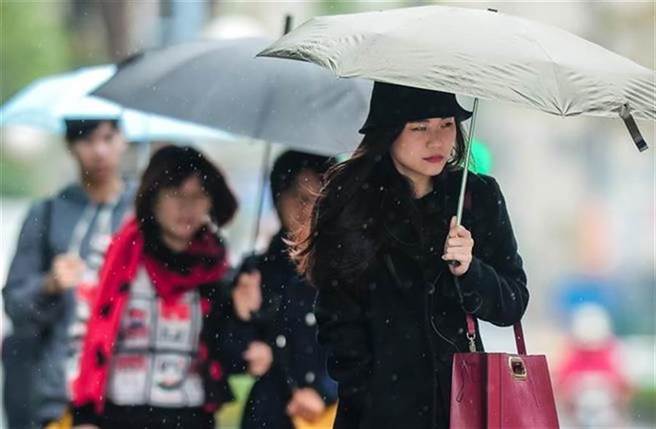 入冬最强冷空气今晚开始增强，气温再降，明天、周五(3、4日)清晨平地最低气温将下探13、14度，都会区约降至16度。(示意图 资料照)