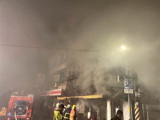 新北市瑞芳区东合路上有一早餐店，12月2日清晨4点多发生火警。（翻摄照片／陈彩玲新北传真）