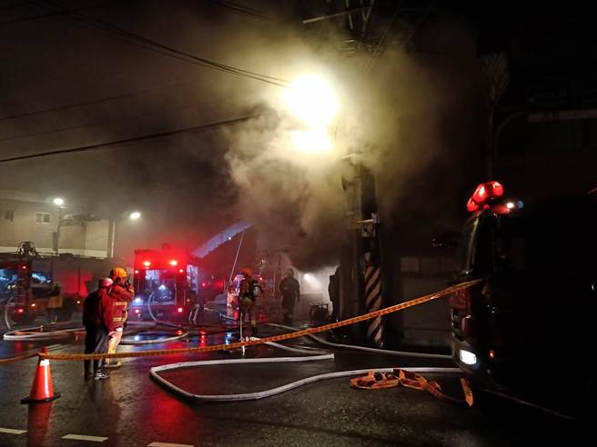 新北市瑞芳区东合路上有一早餐店，12月2日清晨4点多发生火警。（翻摄照片／陈彩玲新北传真）