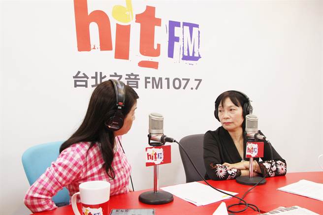 杨翠接受访问画面(图由《周玉蔻呛新闻》提供)