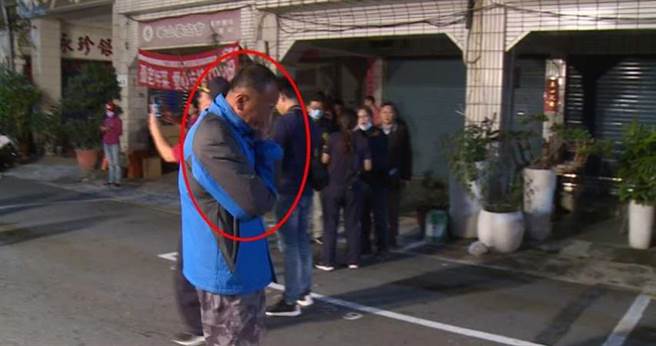 承揽下水道工程包商听闻同事发生意外，昏迷在下水道，状况不佳时，难过的掩面啜泣。（红圈处。图／翻摄画面）