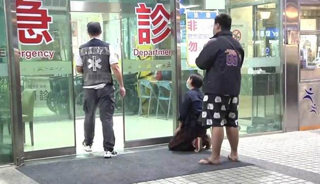 家属闻讯赶到医院，不解为何只是抽个淤泥，竟然要人命，难以接受，妻子一度跪在急诊室门口，双手合十不断哭泣。（图／翻摄画面）