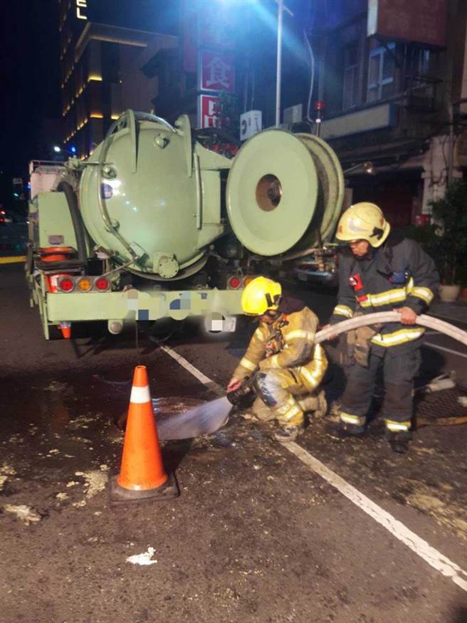 警消对人孔盖洒水降低坑洞内气体浓度，经检测，坑内硫化氢浓度仍有2.6ppm。（图／翻摄画面）