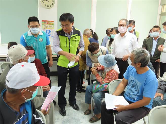 农委会主委陈吉仲上午到台南柳营区视察农民请领明年一期稻作休耕补助情形。（庄曜聪摄）