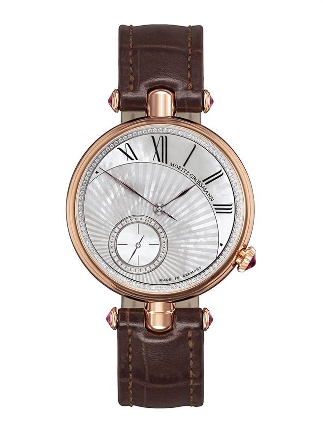 Moritz Grossmann为保护女性的纤手美甲特别设计Tefnut Classic Twist翻转女表，把上炼装置放在表耳，旋转表带可上炼，116万。（瑞博品提供）
