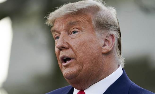 美国总统川普11月13日在白宫玫瑰花园发表谈话的神情。（美联社）