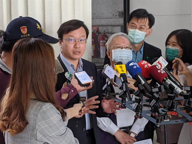 高巿下水道2死，水利局长蔡长展、劳工局长李焕熏2日在议会受访。（曹明正摄）