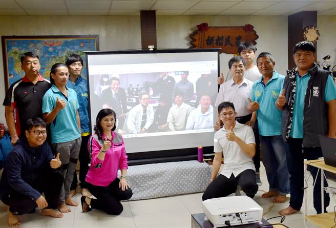 嘉义县太保市农会与日本北海道名寄市的青农透过视讯交流，同时隔空合影，为交流留下见证。（吕妍庭摄）