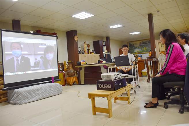 嘉义县太保市农会与日本北海道名寄市的青农透过视讯交流，惊喜发现获益不亚于面对面互动。（吕妍庭摄）