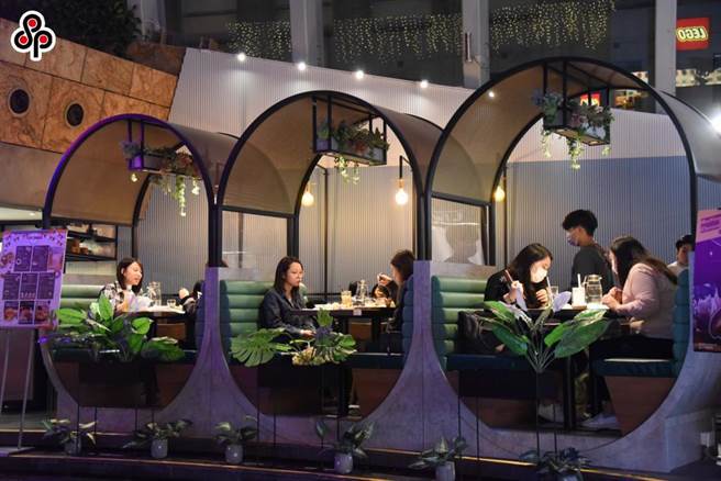 美委员会报告无理攻击香港国安法，港府吁立即停止干涉。图为11月30日香港因疫情急剧恶化宣布收紧防疫措施，餐饮场所每桌人数最多减至2人，当天市民在旺角餐厅用膳。（中新社）