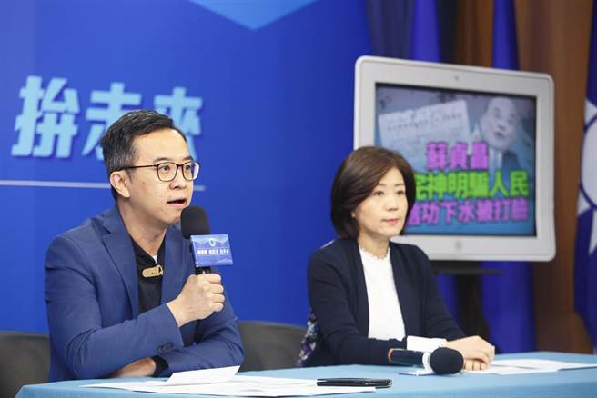 国民党立委蒋万安日前针对莱猪问题提出质询，提到猪农陈情，行政院长苏贞昌回应与屏东猪农很熟，并提及猪肉外销大厂信功也支持开放，随后遭到信功「打脸」，国民党文传会主委王育敏（右）与副主委黄子哲（左）2日召开记者会，黄批评苏的信功很支持一说时间点记错并被当事人发声明驳斥，表示当时没有与苏院长谈及莱猪立场议题，更不会支持莱猪进口。（张铠乙摄）