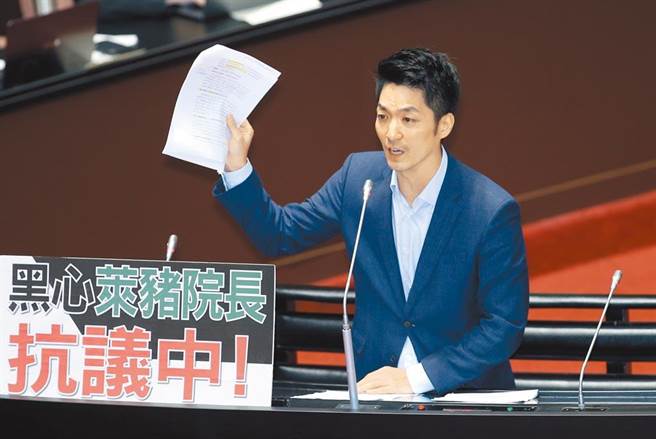 立法院1日院会，国民党立委蒋万安（图）拿出农委会提供的莱猪报告，仅有4页，痛批草率。（姚志平摄）