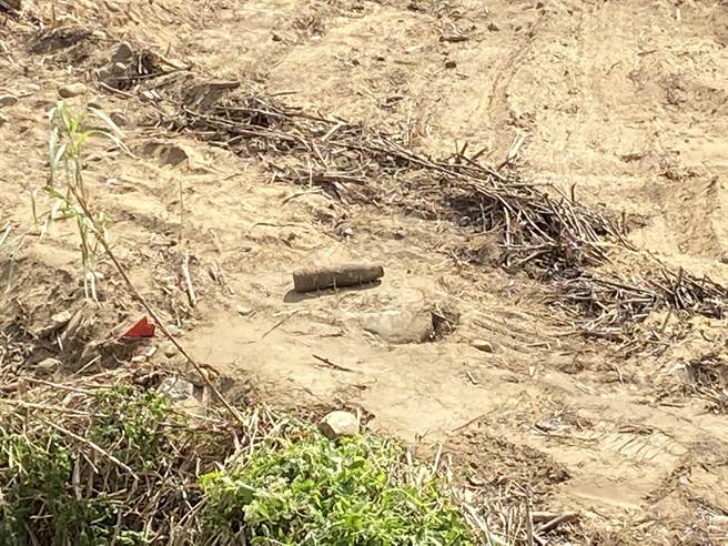 工人在西湖鄉台1線119.3公里旁農地整地時，意外挖出1枚生鏽的未爆彈，警方封鎖現場，並通知軍方未爆彈處理小組處理。（巫靜婷攝）