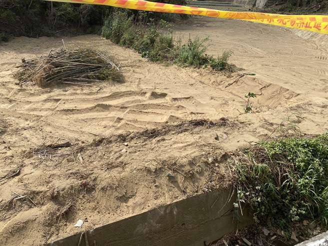 工人在西湖鄉台1線119.3公里旁農地整地時，意外挖出1枚生鏽的未爆彈，警方封鎖現場，並通知軍方未爆彈處理小組處理。（巫靜婷攝）