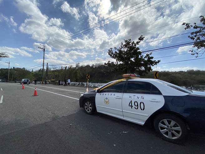 工人在西湖鄉台1線119.3公里旁農地整地時，意外挖出1枚生鏽的未爆彈，警方封鎖現場，並通知軍方未爆彈處理小組處理。（巫靜婷攝）