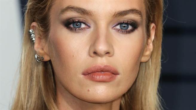 超模史黛拉麦斯威尔(Stella Maxwell)野外度假超火辣，上空秀极致好身材。（图／达志影像）