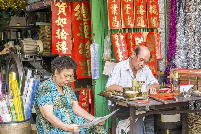 眾人一面倒點出中文「閱讀速度快」的優勢，遠超其他語言。（示意圖／達志影像）