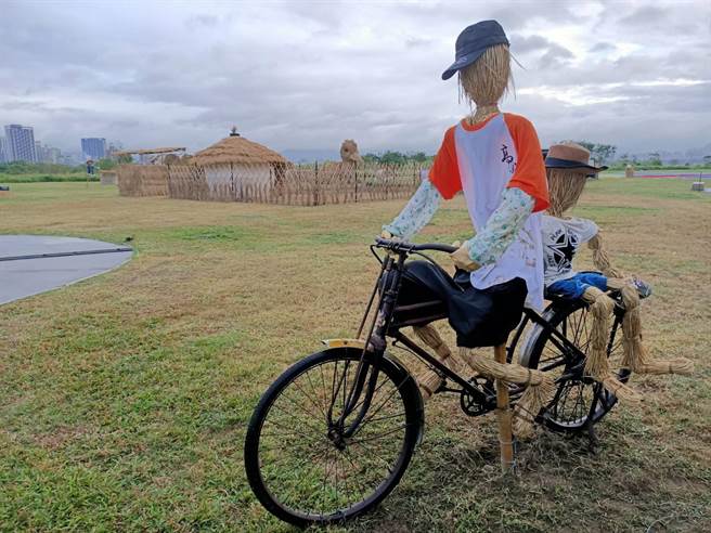 现场还有稻草人、堆迭的稻草卷、竹箩筐、50年代古董级卡打车、蓑衣及挑扁担等道具，让民眾体验到古早乡村的景象。（水利局提供／李俊淇新北传真）