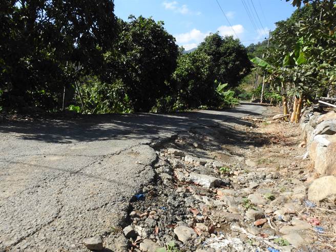 南投县长林明溱2日会勘国姓乡5村落多条待改善道路，允诺将翻新。（南投县政府提供／黄立杰南投传真）