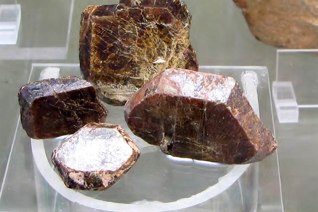 中国出口管制法生效后，稀土价格可能长期上行，图为钆(银白色部分)，目前主要用途是核磁共振成像显影剂。(达志影像shutterstock)