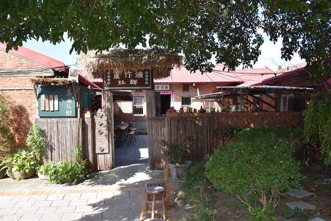 芦竹湳传统聚落文化协会安排游客在老茄苳树下做红龟粿。（谢明俊摄）