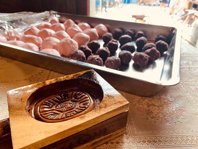 传统聚落文化协会选择平民美食红龟粿来传承传统美味。（传统聚落文化协会提供／谢明俊苗栗传真））
