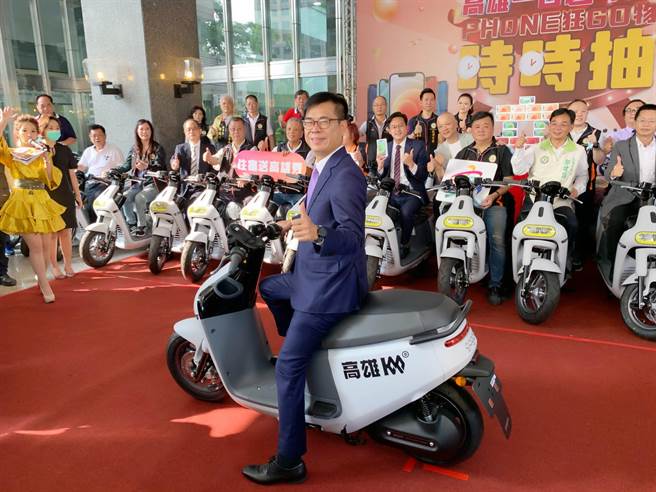 高雄市长陈其迈（前）宣布12月起祭出超狂购物活动，12月起天天抽9支iPhone 12跟3台Gogoro。（柯宗纬摄）