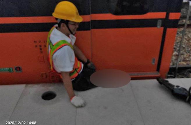 南州火车站2日下午2时许传意外，郭姓站务佐理执行推进调车时，不慎手滑导致右腿卡在月台与车厢间。（屏东消防队提供／谢佳潾屏东传真）