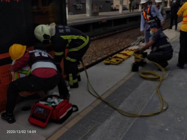 南州火车站2日下午2时许传意外，郭姓站务佐理执行推进调车时，不慎手滑导致右腿卡在月台与车厢间。（屏东消防队提供／谢佳潾屏东传真）