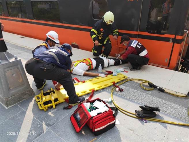 南州火车站2日下午2时许传意外，郭姓站务佐理执行推进调车时，不慎手滑导致右腿卡在月台与车厢间。（屏东消防队提供／谢佳潾屏东传真）
