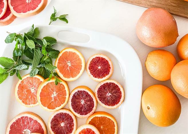 吃柳丁、橘子、芭乐提升免疫力？浅嚐就好！维生素C摄取超过这量反而会缺乏。(示意图/Unsplash)