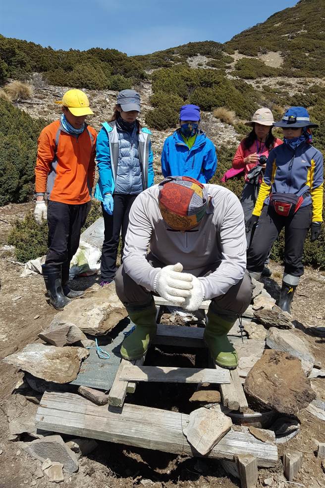 玉山保育志工，進行簡易廁所設置及使用模擬訓練。（玉管處提供／廖志晃南投傳真）