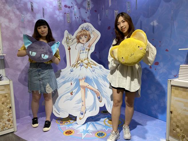 「曼迪High High狂欢动漫祭」年度最大盛会欢乐登场，其中《库洛魔法使》斯比暖手枕会场首发，可爱的造型不仅可以抱在怀里取暖，还可以当靠枕使用。（冯惠宜摄）