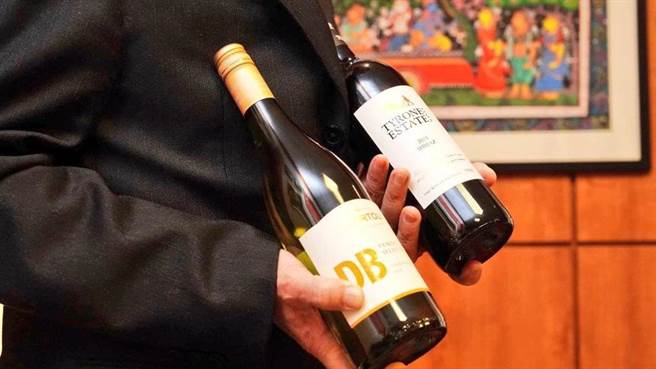 外交部推特晒出澳洲葡萄酒照片。(取自外交部推特)