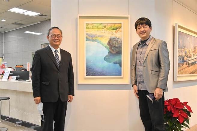 臺湾企银总经理张志坚(左)与水彩画家蔡岳霖(右)于其作品「水沁山色」前合影留念。（图／臺湾企银提供） 

