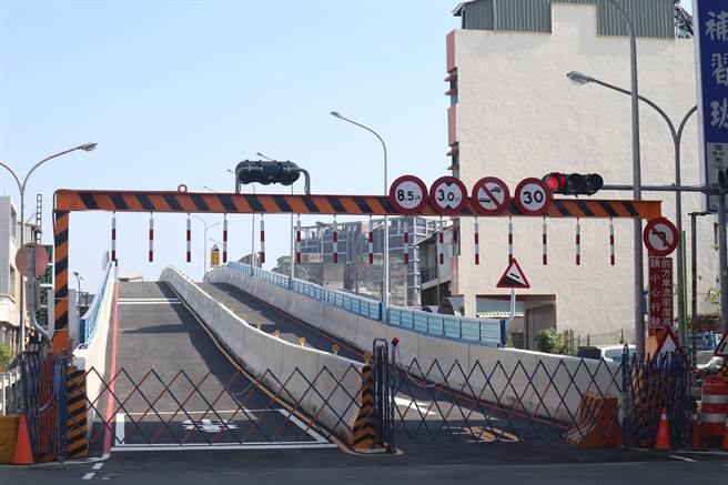 为因应南铁地下化交通黑暗期，铁道局中工处耗时1年，建置长荣便桥连结东区与北区，以替代施工中的长荣地下道，并将于本月15日开放通行。（李宜杰摄）