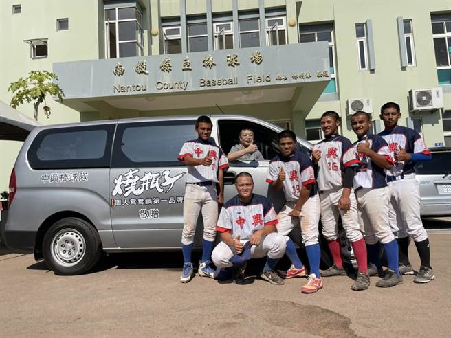 中兴棒球队获赠交通车，球员训练、参加比赛都更便利。（中兴棒球队提供／廖志晃南投传真）