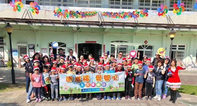 元大幸福日用爱陪伴偏乡学童提前欢度圣诞节。(元大金控提供)