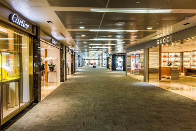 世界名牌不见得人人会念，台湾人习惯「有边读边」，一不小心就念错。图为桃园机场第二航厦采盟免税店区。（资料照/陈麒全摄）