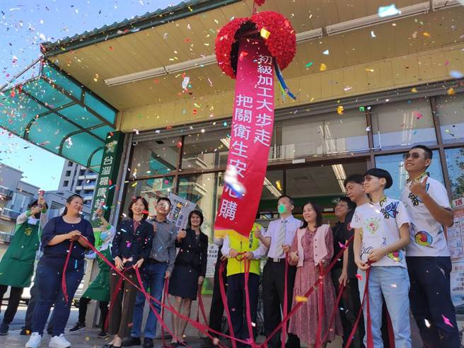 农粮署推动农产品初级加工，成功媒合7家业者，宣告2日起在全国42家枫康超市铺点贩售，来自全台各地10项优质农产品，提供消费者安心挑选。（张妍溱摄）