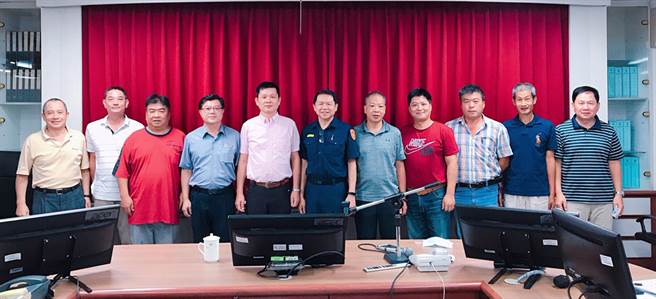 台中市警察局雾峰分局，2日举行颁赠退休人员纪念品仪式，8名退休警察与雾峰分局长陈家铭（左6）、副分局长刘安邦（左1）、钟仁亨（右1）合影留恋，为警察生涯，画下完美句点。（雾峰分局提供／黄国峰台中传真）