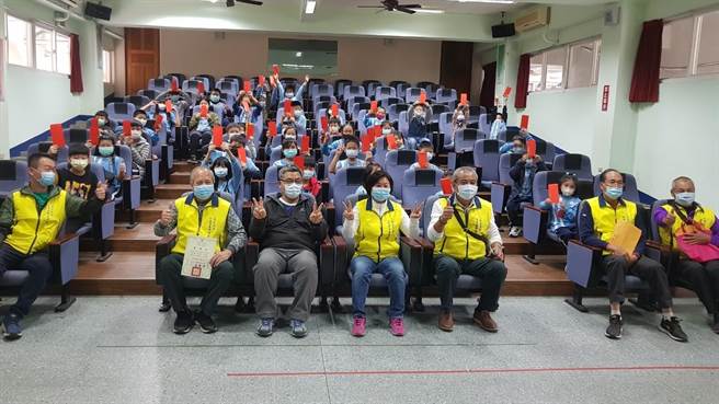 桃园市八德区三元宫日前颁发41万2800元奖学金给邻近15学校，希望彰显三官大帝庇佑乡里、鼓励清寒学子。（吕林小凤提供／赖佑维桃园传真）