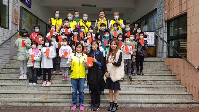 桃园市八德区三元宫日前颁发41万2800元奖学金给邻近15学校，希望彰显三官大帝庇佑乡里、鼓励清寒学子。（吕林小凤提供／赖佑维桃园传真）