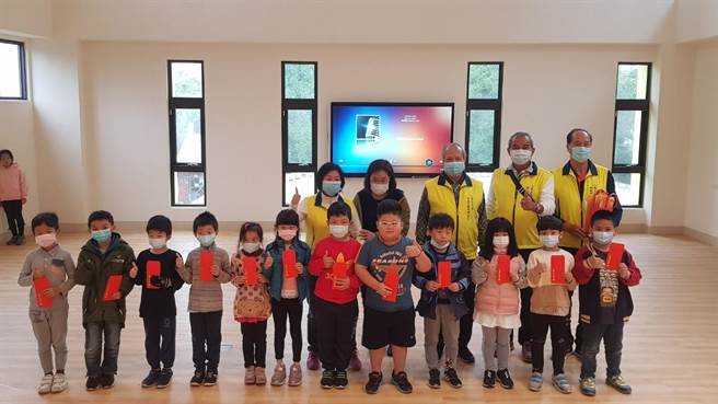 桃园市八德区三元宫日前颁发41万2800元奖学金给邻近15学校，希望彰显三官大帝庇佑乡里、鼓励清寒学子。（吕林小凤提供／赖佑维桃园传真）