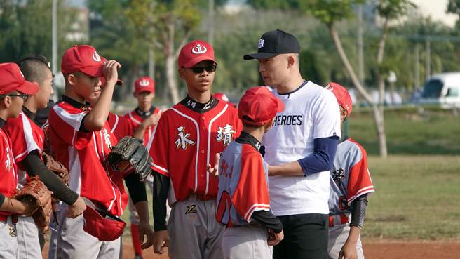 江国豪(右)觉得永靖国中棒球队球员很有礼貌，思维也很细腻，勉励他们遭遇瓶颈时，不要气馁，坚持住才能从中成长。（图／BE HEROES提供）
