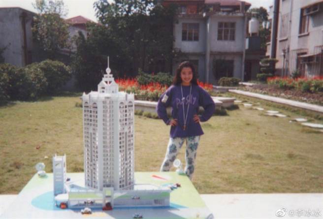 李冰冰分享大学青涩照，祝贺上海戏剧学院创校75周年。(图/ 摘自微博)