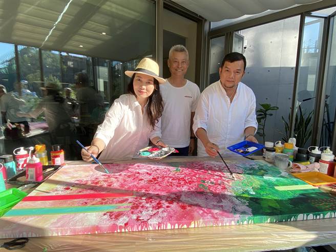 台湾行动菩萨助学协会理事长陈武华（中）登高一呼，邀请艺术家创作响应义卖，为偏乡助学募款。（卢金足摄）