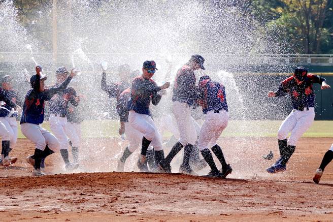 去年高中铝棒联赛平镇高中4局扣倒谷保家商夺冠，赛后球员开心衝入场中泼洒矿泉水庆祝。（资料照／学生棒联提供）