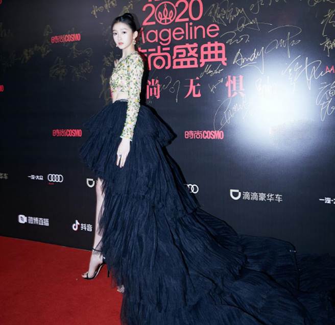 关晓彤中空秀11字腹肌走红毯，礼服被嫌丑。（图／翻摄自微博）
