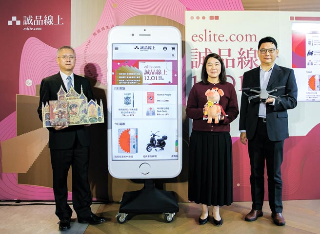 「诚品线上」1日全新开站，诚品生活董事长吴旻洁（中）、总经理李介修（左）、电商处副总张钿浤将建构台湾首个以阅读与生活为主的内容型生态圈。图／诚品提供